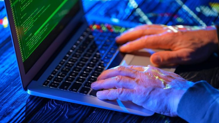 Ontslag terecht door expliciete foto’s op werklaptop