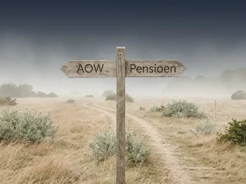 Houten wegwijzer met AOW en Pensioen pijlen in Nederlandse weide met ochtendmist