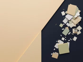 Georganiseerd bureau met nette documenten en rekenmachine tegenover rommelige papieren, orde versus chaos concept