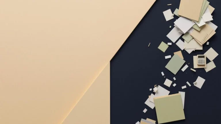 Georganiseerd bureau met nette documenten en rekenmachine tegenover rommelige papieren, orde versus chaos concept