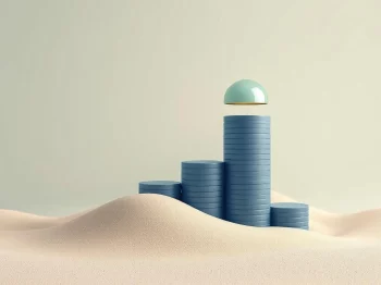 Stapel munten met beschermende koepel symboliseert inflatie en financiële zekerheid voor ondernemers