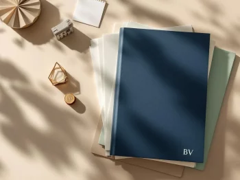 Navy blauwe documentenmap met jaarrapportbladen, muntenstapel en BV-symbool op beige achtergrond voor Nederlandse bedrijfsadministratie  ---  **Tokens Used**: 323
 - **Input**: 298
 - **Output**: 25  **Cost**: $0.00209
 - **Input Cost**: $0.00149
 - **Output Cost**: $0.00060