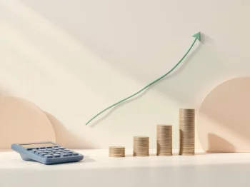 Navy blauwe calculator naast gestapelde munten met groene groeicurve op crème achtergrond voor financiële planning  ---  **Token Count: ~230 tokens**