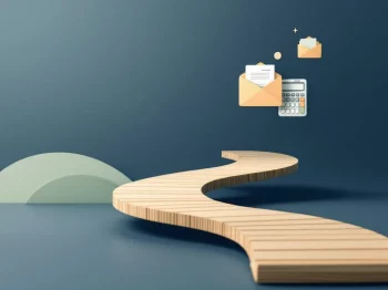 Houten pad dat zich splitst in drie richtingen met documenten en rekenmachine, symboliseert pensioenplanning keuzes