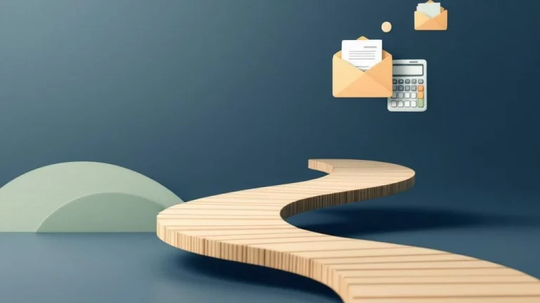 Houten pad dat zich splitst in drie richtingen met documenten en rekenmachine, symboliseert pensioenplanning keuzes